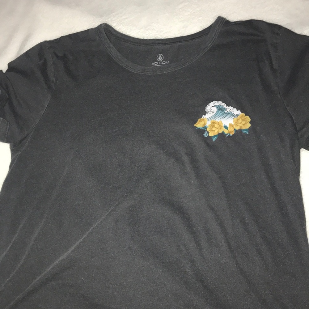 NEVER WORN VOLCOM SHIRT